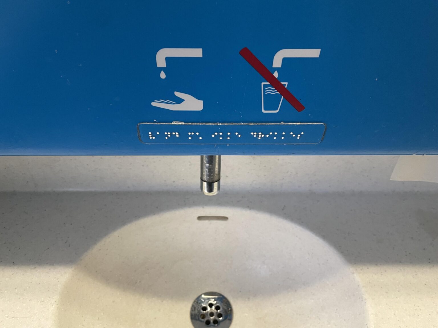 なぜ実際に地方電車内でこの水を飲んではいけないのでしょうか？