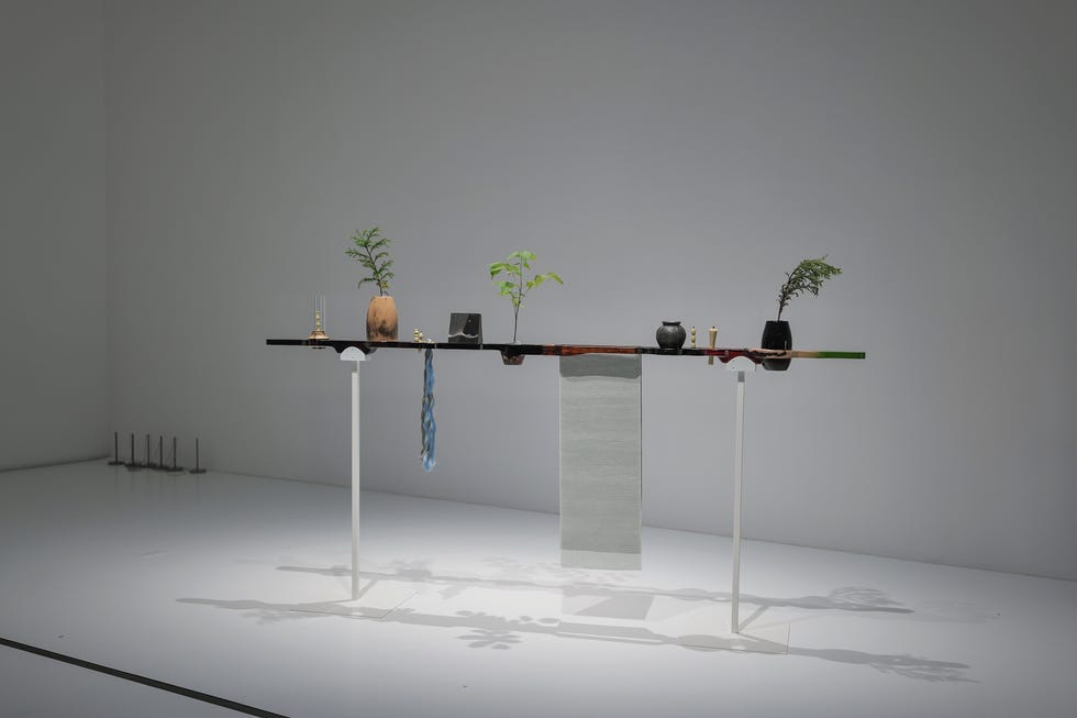 金沢21世紀美術館で出会う共創の物語ーーオトボン・ンカンガと石川県の職人たちが織りなす『シェイプド・バイ・メニー』展