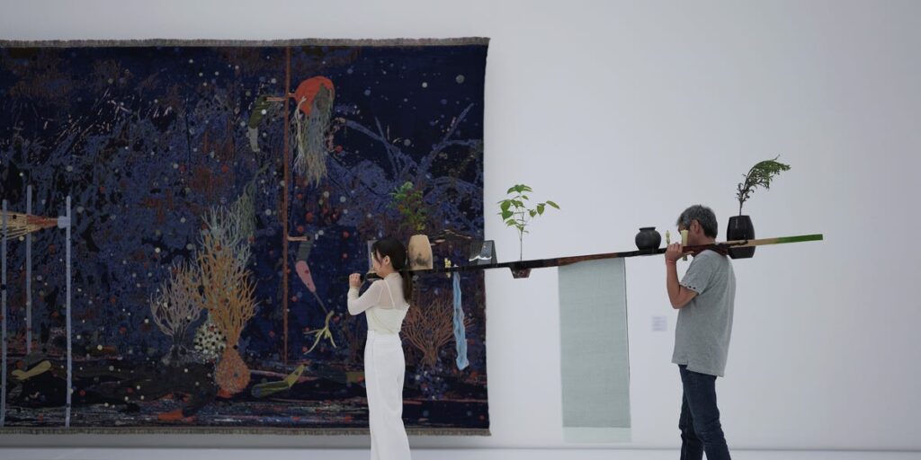 金沢21世紀美術館で出会う共創の物語ーーオトボン・ンカンガと石川県の職人たちが織りなす『シェイプド・バイ・メニー』展 金沢21世紀美術館で出会う共創の物語ーーオトボン・ンカンガと石川県の職人たちが織りなす『シェイプド・バイ・メニー』展