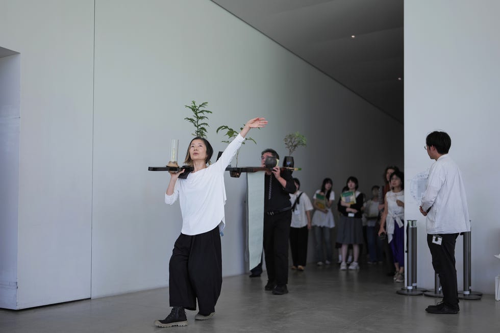 金沢21世紀美術館で出会う共創の物語ーーオトボン・ンカンガと石川県の職人たちが織りなす『シェイプド・バイ・メニー』展