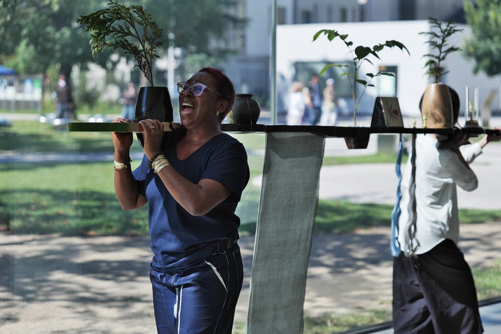 金沢21世紀美術館で出会う共創の物語ーーオトボン・ンカンガと石川県の職人たちが織りなす『シェイプド・バイ・メニー』展