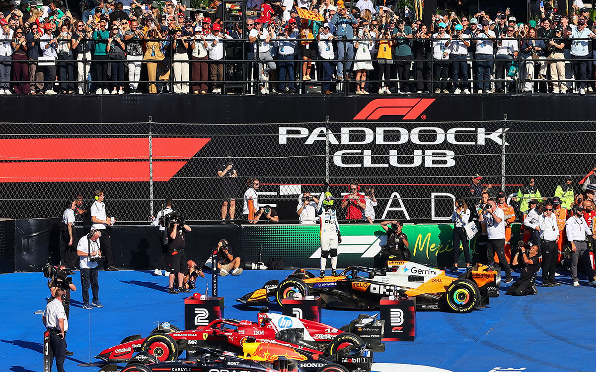 パルクフェルメで拳を突き上げる優勝者ランド・ノリス（マクラーレン）、2025年10月26日(日) F1メキシコGP決勝（エルマノス・ロドリゲス・サーキット）