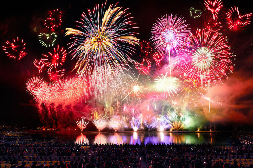 【2025】ハウステンボス「クリスマス・ホーリーナイト花火」本日開催！10分間の花火ショー | 夜景FANマガジン