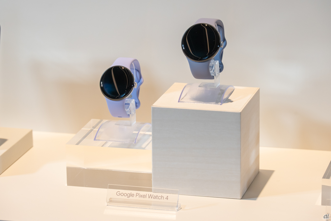 Pixel Watch 4。左が41mmモデル、右が45mmモデルだ