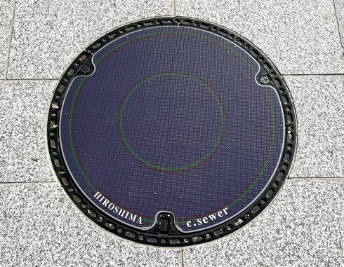 広島に「マンホール広告」三島食品 ゆかり