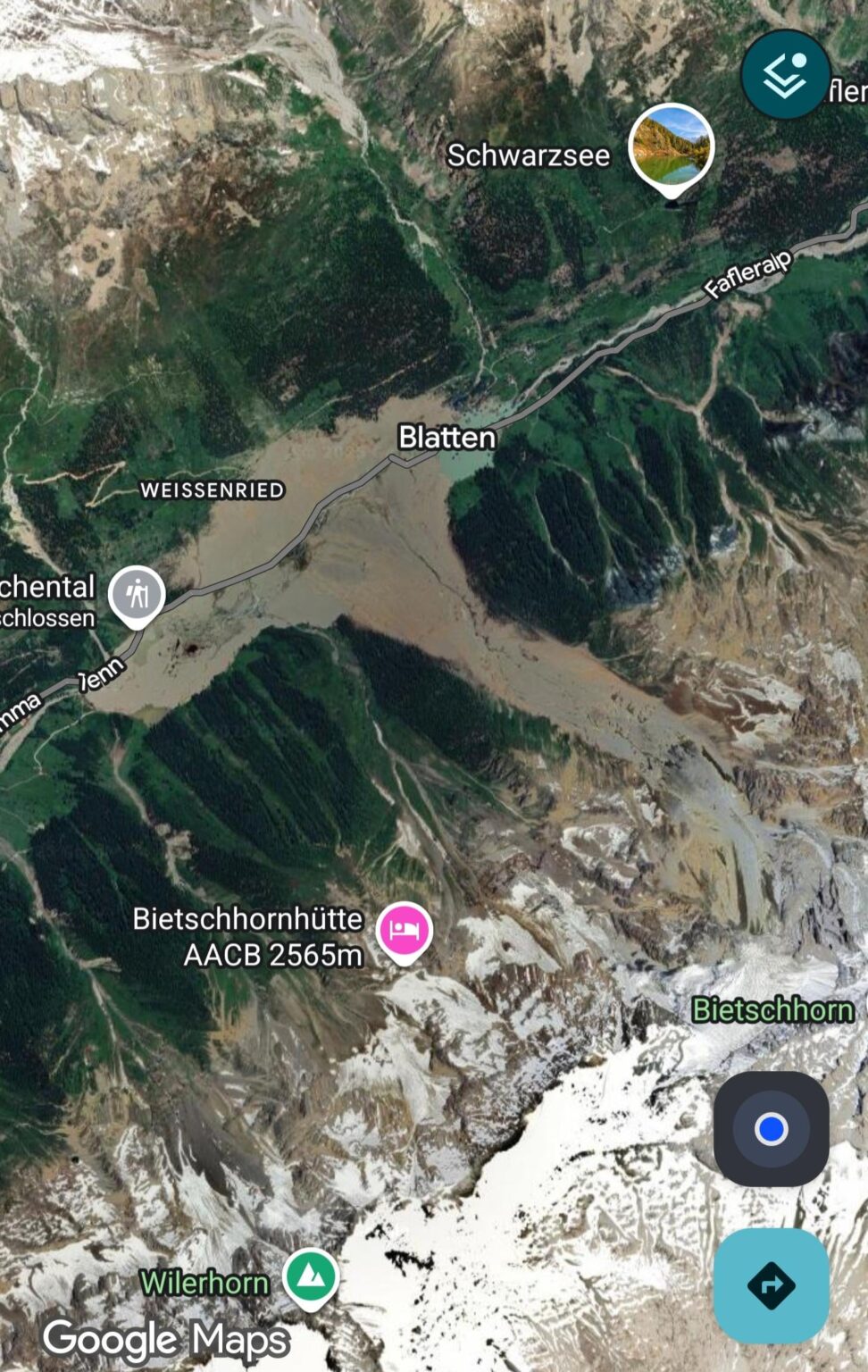 Google マップが衛星画像を更新し、地滑りの範囲が確認できるようになりました。
