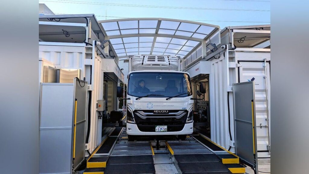 ＥＶトラックの電池を自動交換、いすゞとファミマが共同実験開始