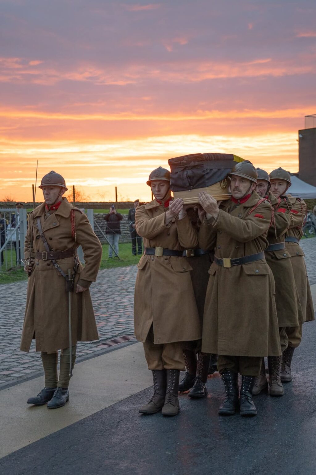 ベルギー、ディクスムイデで発見された第一次世界大戦の戦死兵士を追悼