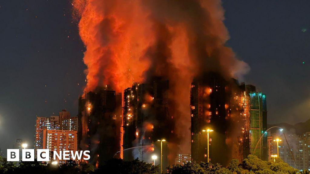 香港の高層ビルに火災が発生、少なくとも36人が死亡