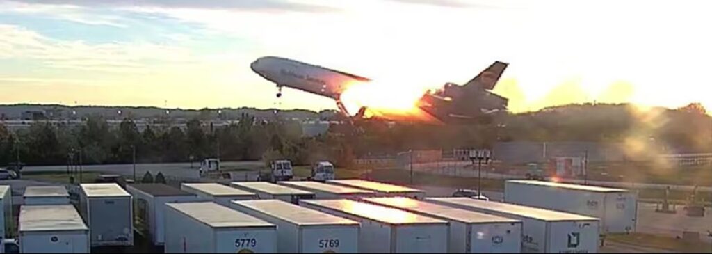 UPS貨物機墜落、エンジン分離の瞬間を示すコマ送りの画像公開　米当局 - CNN.co.jp
