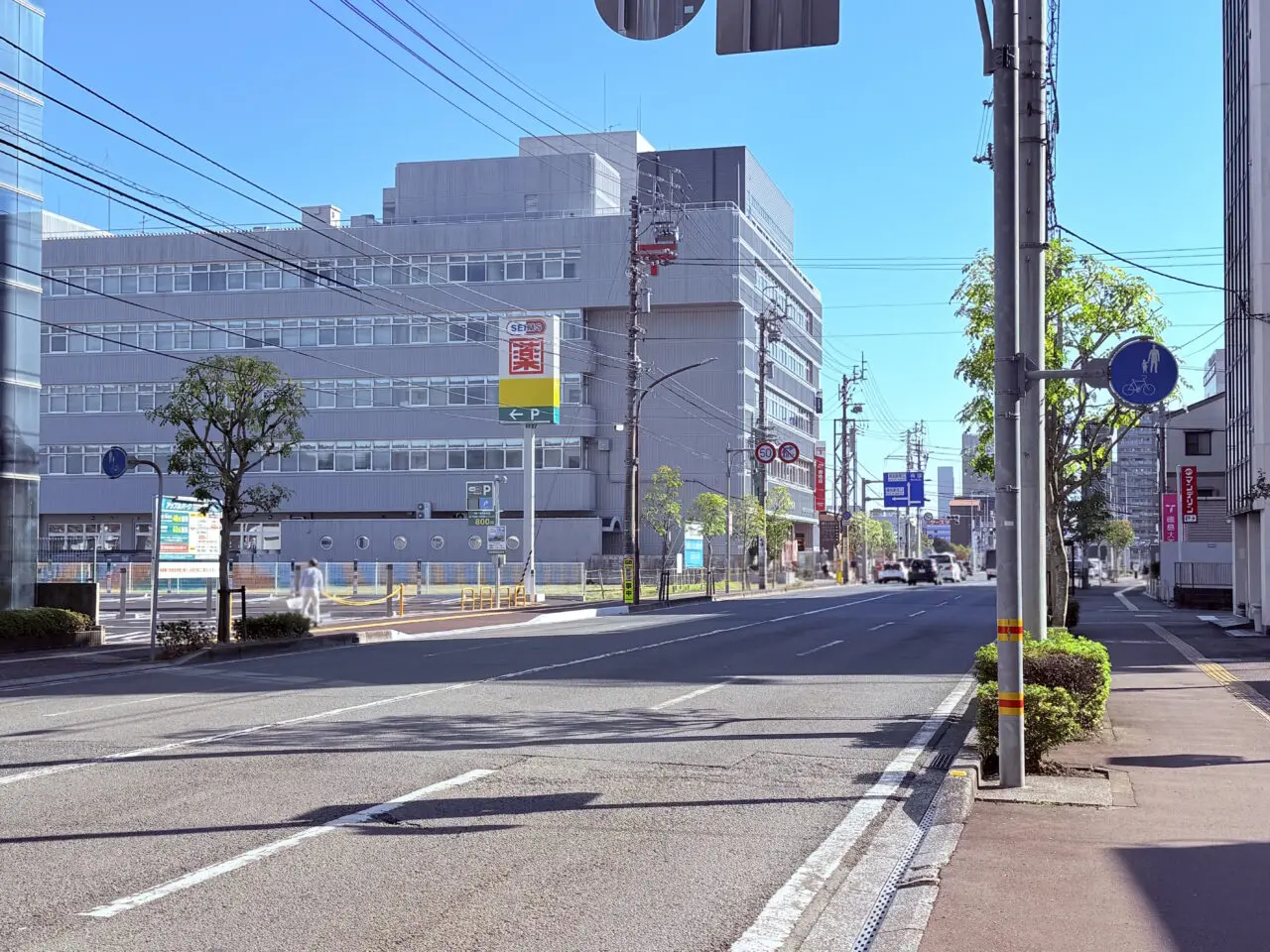2025年11月21日にJT跡地にオープンする「ドラッグセイムス 高知北本町店」の外観