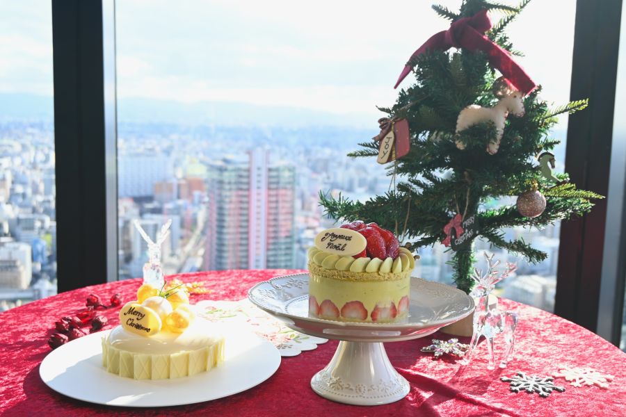 「センタラグランドホテル大阪」のクリスマスケーキは、雪景色やクリスマスカラーを取り入れた２種が登場