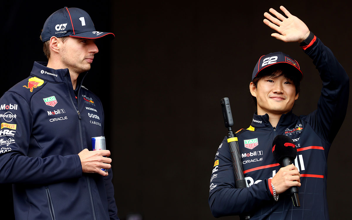 最終プラクティス前のステージ上で並ぶマックス・フェルスタッペン（レッドブル）と角田裕毅（レッドブル）、2025年9月20日(土) F1アゼルバイジャンGP（バクー市街地コース）