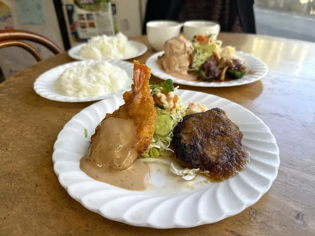 「STELLA」のエビクリームコロッケとハンバーグ