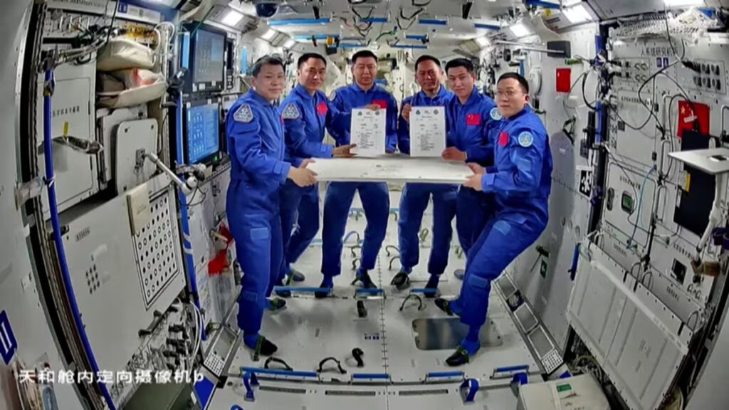 中国宇宙船に宇宙ごみ衝突か、地球帰還を延期 宇宙ステーションに半年滞在の3人 – CNN.co.jp 中国宇宙船に宇宙ごみ衝突か、地球帰還を延期 宇宙ステーションに半年滞在の3人 - CNN.co.jp