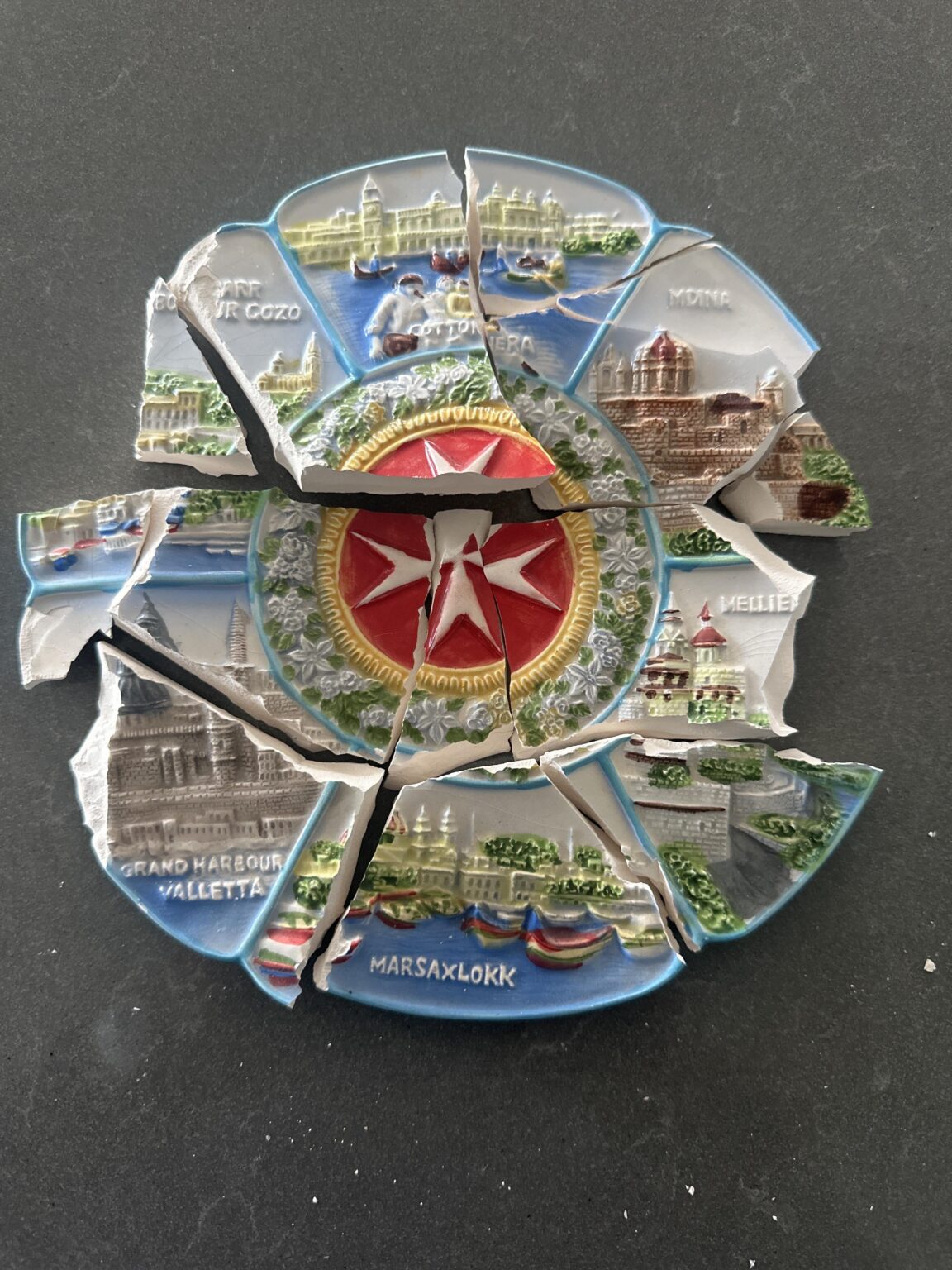 割れたお土産皿