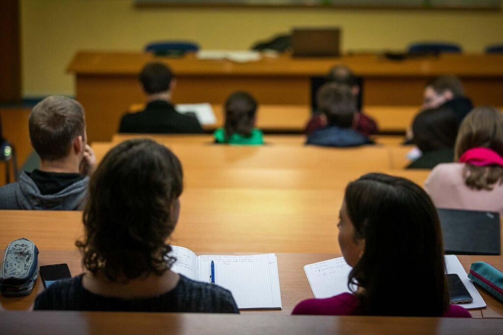 リトアニアの大学が移民局の外国人学生の突然の検査に抗議
