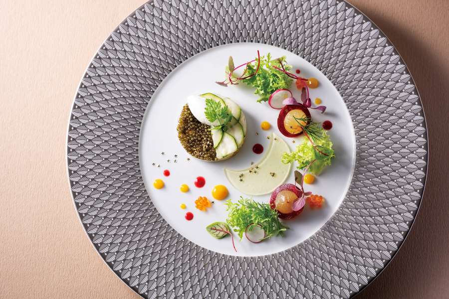 ～月と星と宙のソワレ～
キャビアと真鯛のタルタル ズッキーニのセルクルタルト仕立て
葡萄のコンポートとパスティスのジュレ 金粉を散りばめて