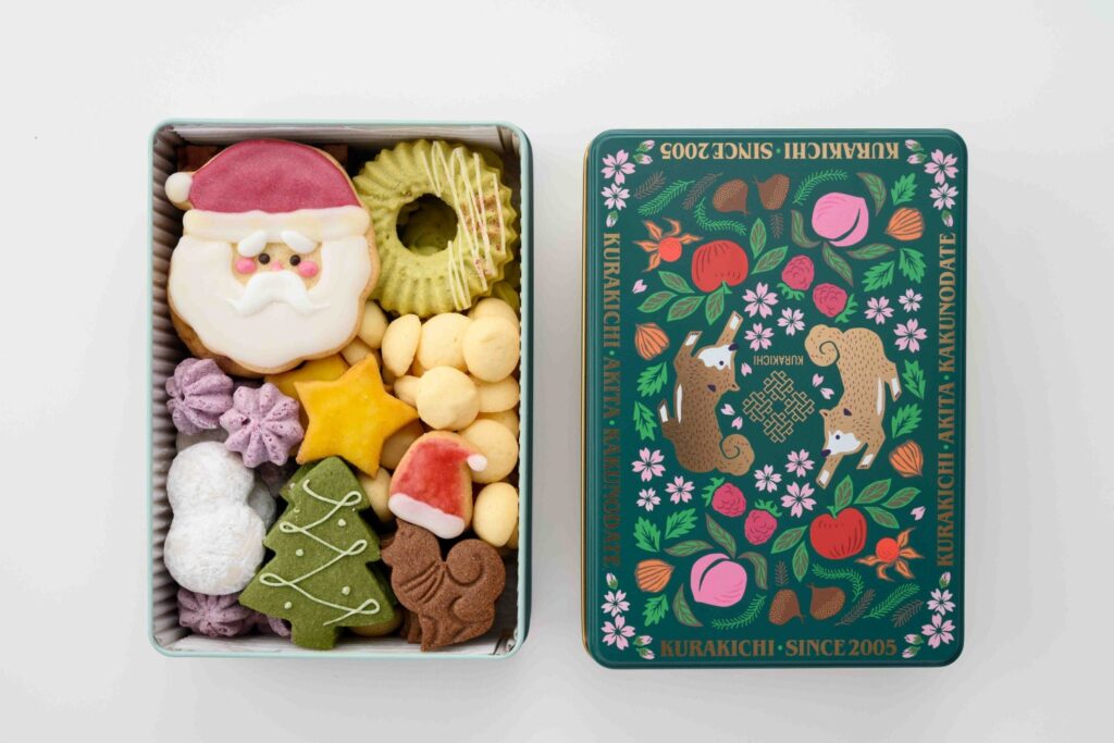 秋田の厳選素材でクリスマスを彩る。くら吉が挑んだ、「KURAKICHIあきたフルーツクッキー缶(クリスマスアソート)」開発の舞台裏 | PR TIMES STORY | 生活情報 | くらし 秋田の厳選素材でクリスマスを彩る。くら吉が挑んだ、「KURAKICHIあきたフルーツクッキー缶(クリスマスアソート)」開発の舞台裏 | PR TIMES STORY | 生活情報 | くらし