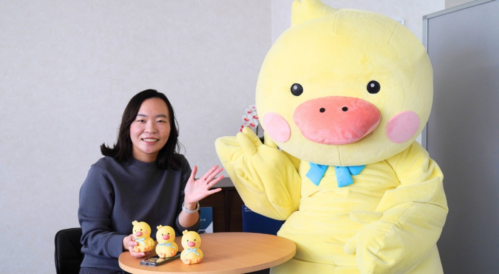 創業以来50年以上の歴史を持つ滋賀県の清掃会社に、なぜ“あひる”のキャラクターが?業界のイメージを変える、リ・プロダクツ「ろぼあひる」誕生の裏側|リ・プロダクツ株式会社のストーリー|PR TIMES STORY 創業以来50年以上の歴史を持つ滋賀県の清掃会社に、なぜ“あひる”のキャラクターが?業界のイメージを変える、リ・プロダクツ「ろぼあひる」誕生の裏側|リ・プロダクツ株式会社のストーリー|PR TIMES STORY