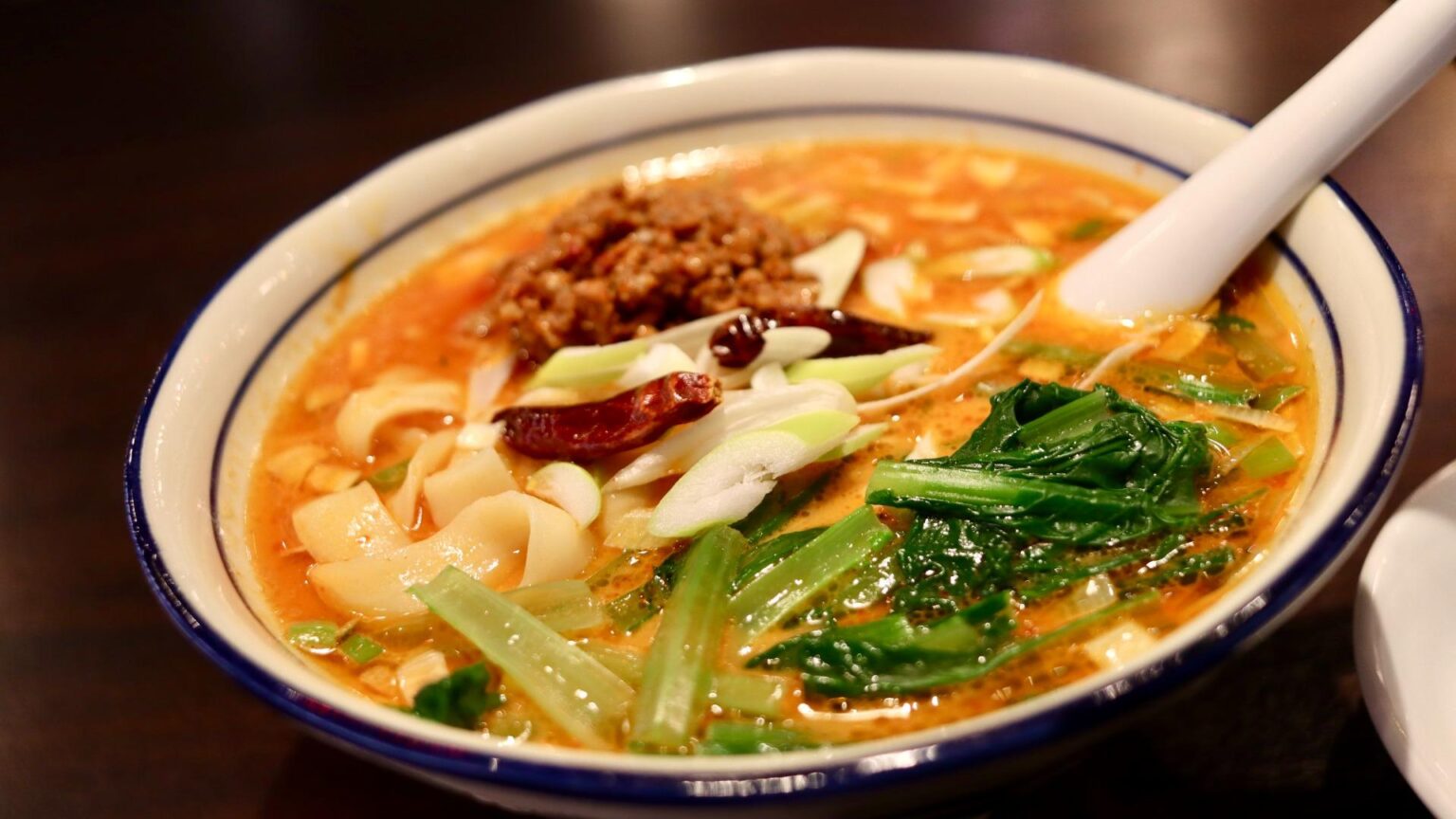 【沼津市】もちもち食感の麺にクリーミーなスープが絶品！仲見世商店街で味わう本格刀削麺ランチ（ぴんちょす） - エキスパート - Yahoo!ニュース
