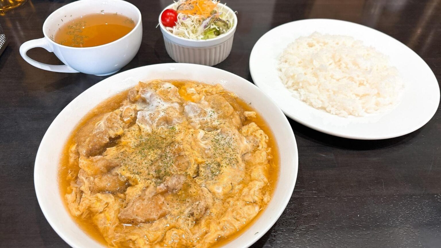 【高松市】ボリューム満点のチキンから揚げ卵とじランチ♪アットホームな洋食店のランチ（鈴木広子） - エキスパート - Yahoo!ニュース