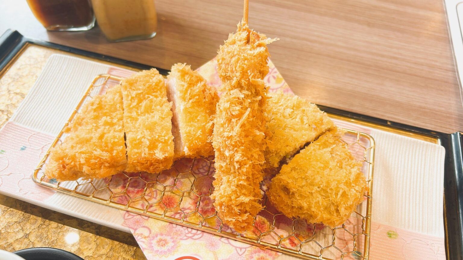 【桑名市】サクッと揚げたてジューシー！トンカツ店の日替わりランチが1100円～とお得！（ともろん） - エキスパート - Yahoo!ニュース