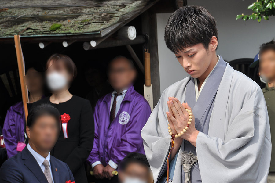 「浜ちりめん」の着物姿で三成の426回忌法要に参列した松本怜生（11月2日・滋賀県長浜市）