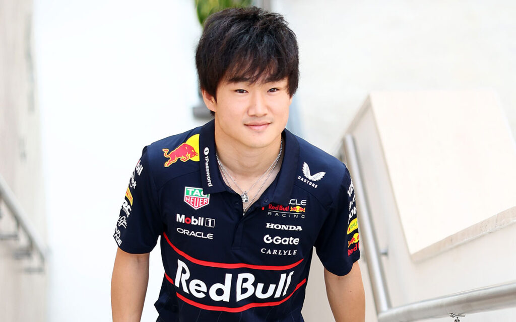 パドックへ到着する角田裕毅（レッドブル・レーシング）、2025年11月30日(日) F1カタールGP決勝（ロサイル・インターナショナル・サーキット）