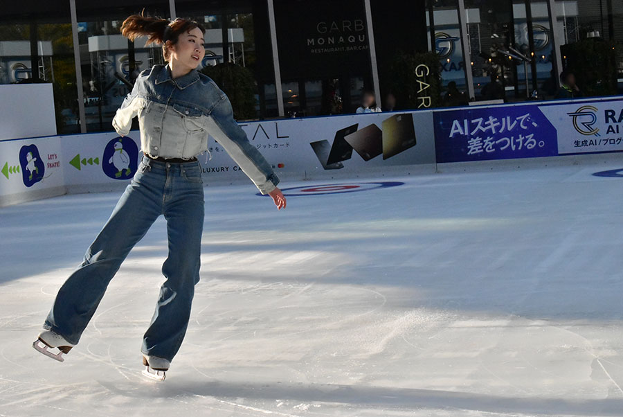 『ウメダ☆アイスリンク つるんつるん』で華麗な滑りを見せた本田望結（11月21日・大阪市内）