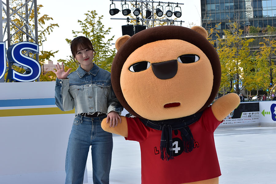本田望結とMBSのマスコットキャラクター・らいよんチャン（11月21日・大阪市内）