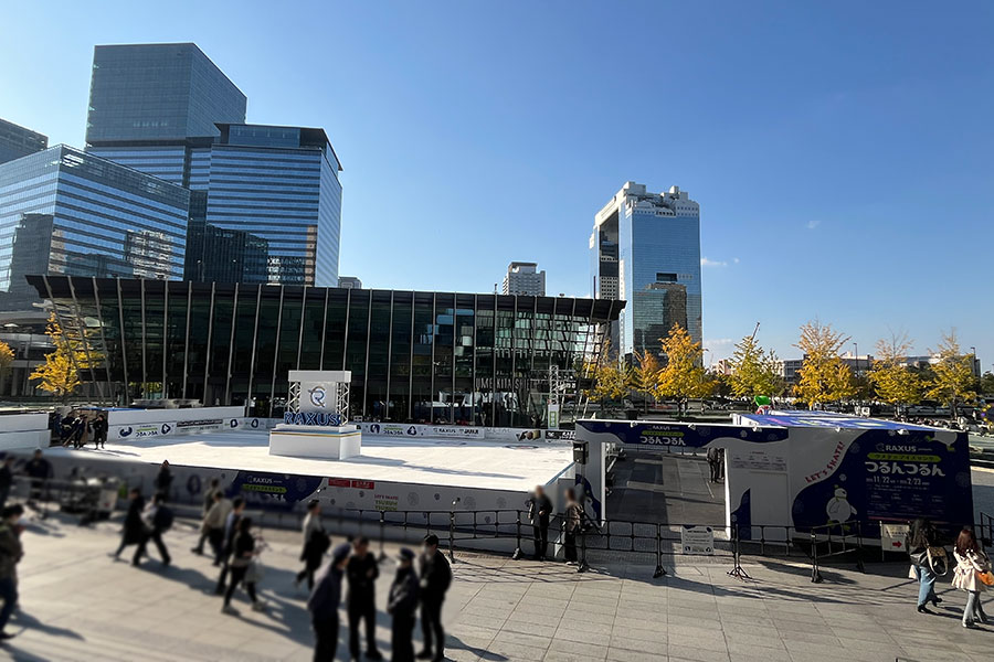 「グランフロント大阪」の真横に登場した『ウメダ☆アイスリンク つるんつるん』（11月21日・大阪市内）