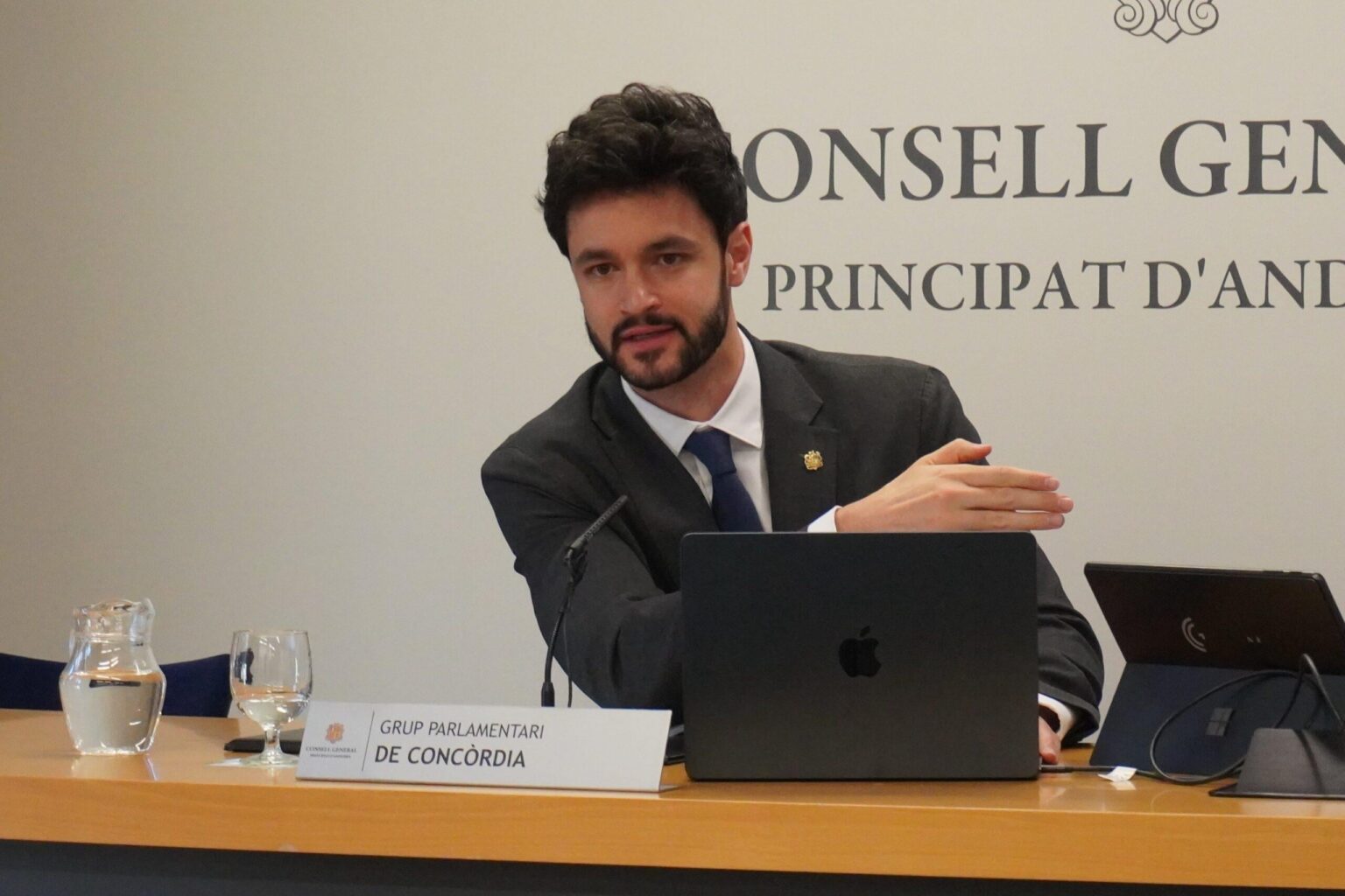 「アンドラで外国人に30万ユーロのアパートの購入を許可するのは言語道断で、ここの人々はアパートを買うことができない」