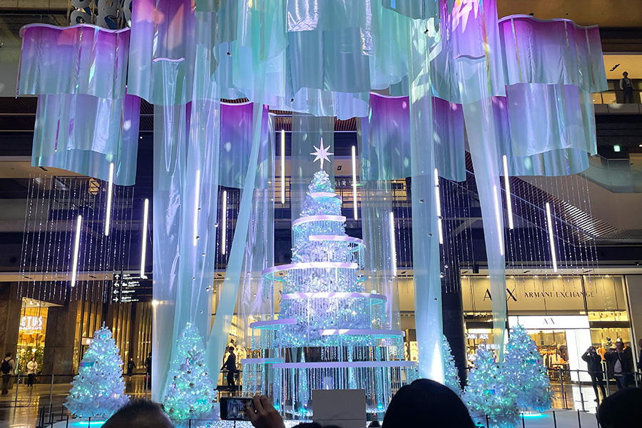 大阪・梅田の商業施設「グランフロント大阪」で開催されている「Winter Prism Tree」のライティングショーの様子（11月6日撮影／Lmaga.jp）