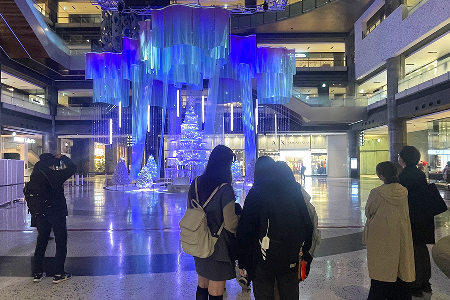 点灯された「Winter Prism Tree」を見に来るお客も多数（Lmaga.jp撮影）