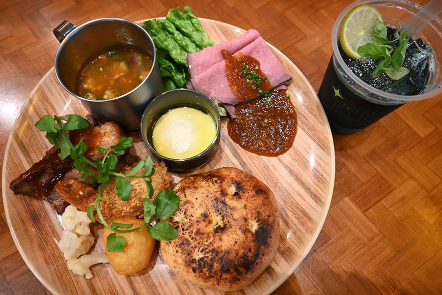 「モンスターハンターワイルズ×USJ限定コースターセット」（3500円）、「回復グレード　キウイ、シソ、はちみつ、ソーダ」（800円）