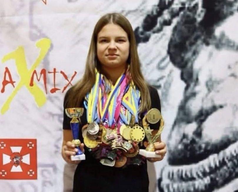 11月18日、17歳のカリーナさんは避難所に逃げようとしていたところ、ロシア軍の攻撃により死亡した。彼女はキックボクシングのチャンピオンでした。