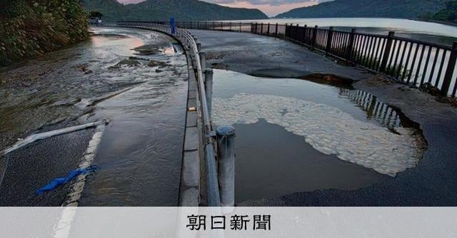 沖縄でダム導水管破裂、37万世帯断水の恐れ 空港のテナント休業へ