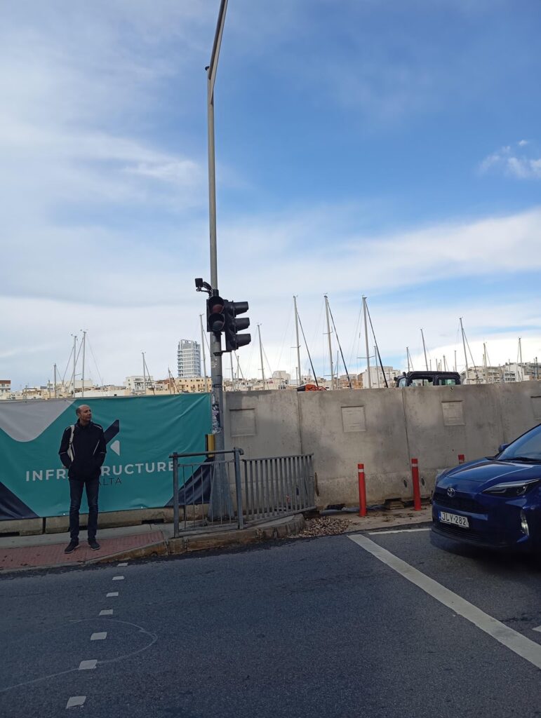 ムシダの信号機が再び作動しなくなった。新しい「歩道」は、ただの浸水したスリッパの巨大な水たまりです。