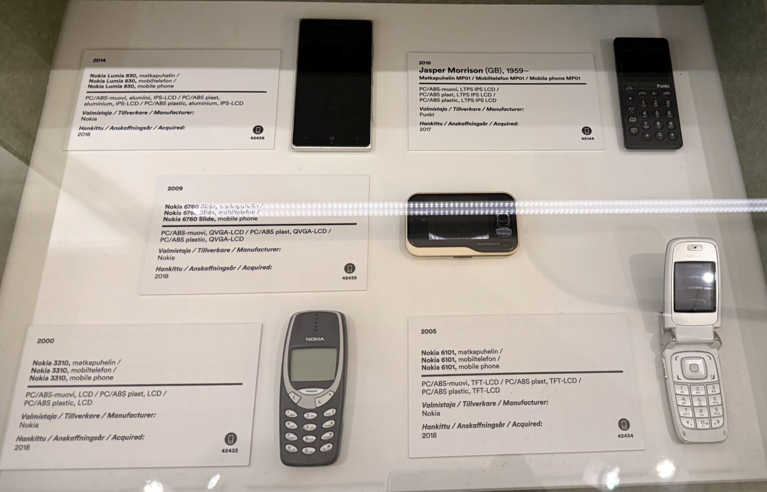 ヘルシンキ デザイン ミュージアムでは、Nokia の展示品がマークのない引き出しに置かれていました。私もそこに展示品を置きました。