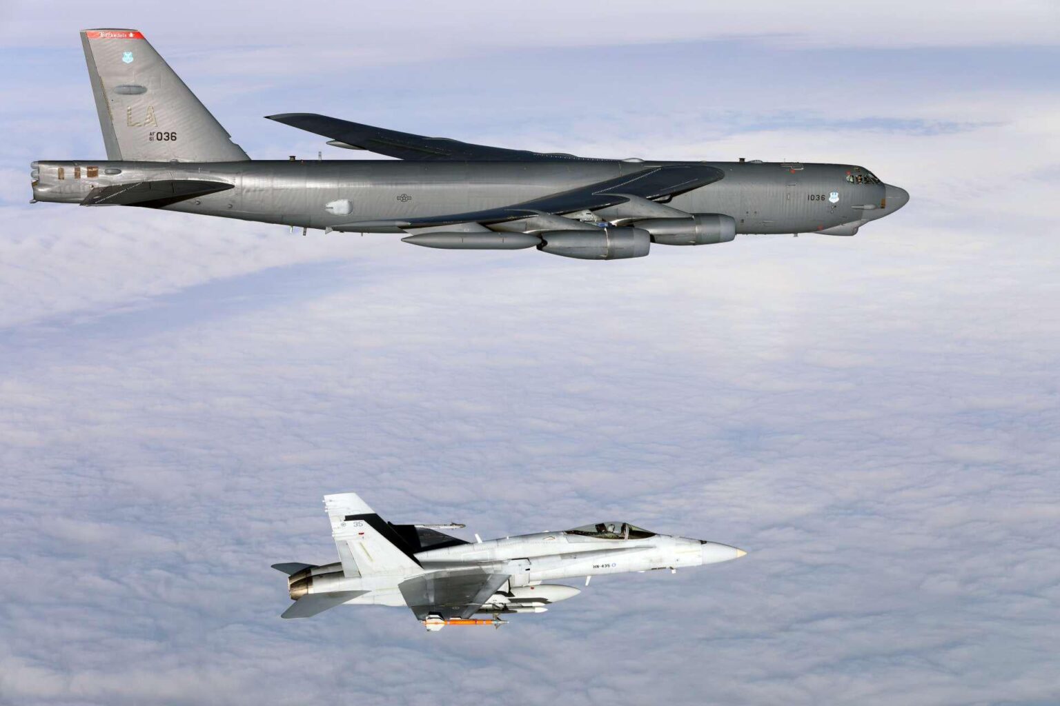 米B-52爆撃機、ロシアに近いフィンランドのF-18戦闘機と共同北極哨戒を実施