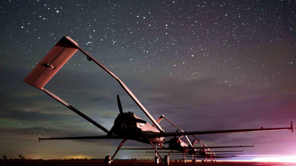 物陰で建造され夜間に発射されるウクライナの長距離無人機がロシアを震撼させている