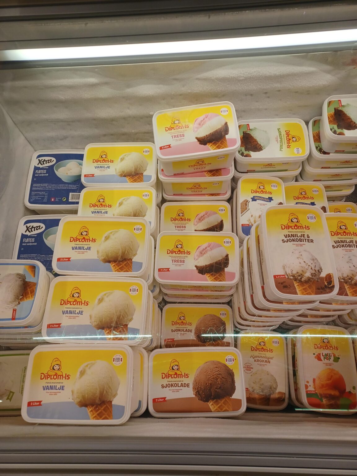 缶入りのストロベリーアイスクリームを販売しているお店はありませんか？