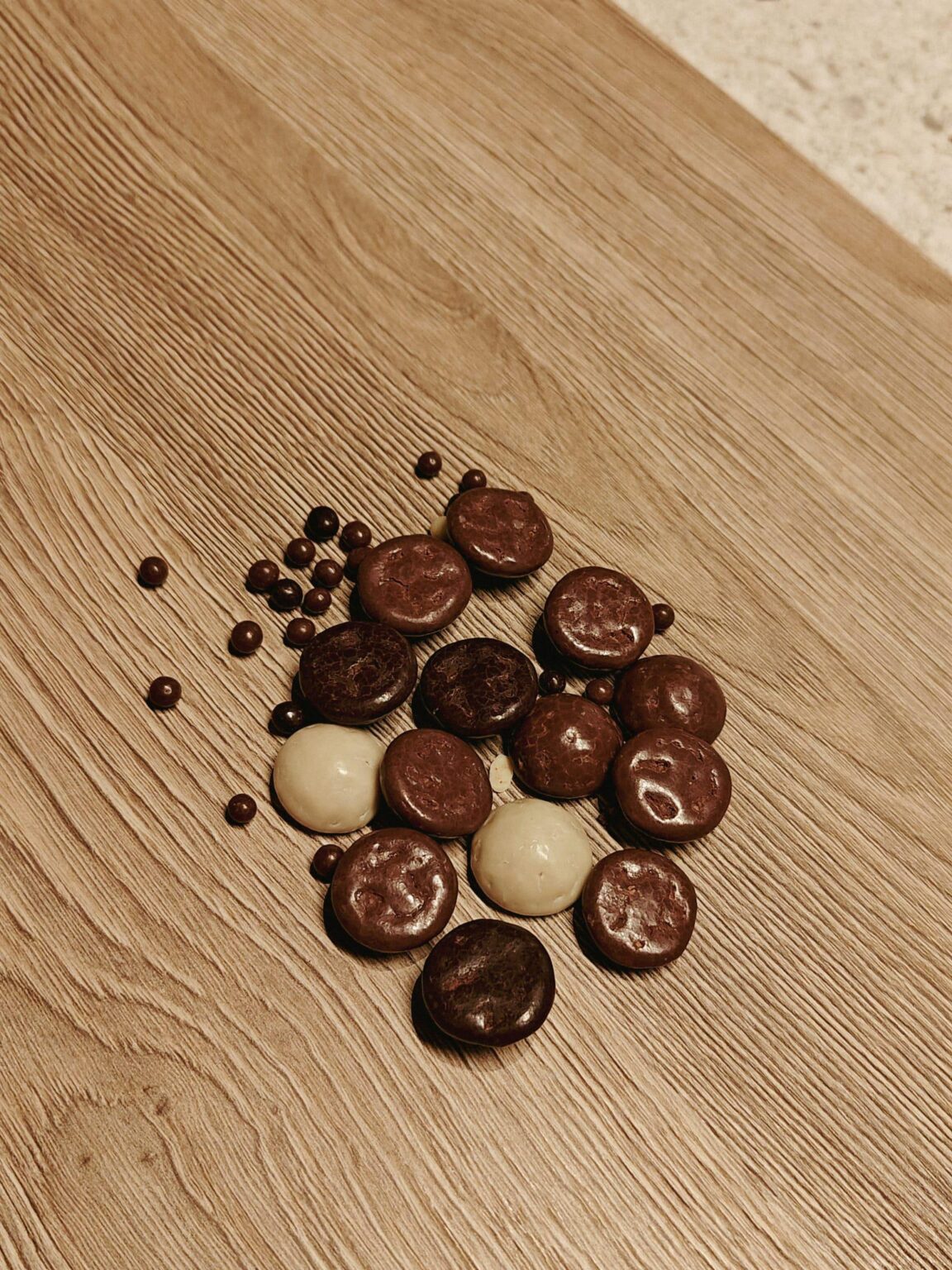 ジンジャーブレッドナッツの間にある小さなチョコレートボールはどのようにして作られるのでしょうか？