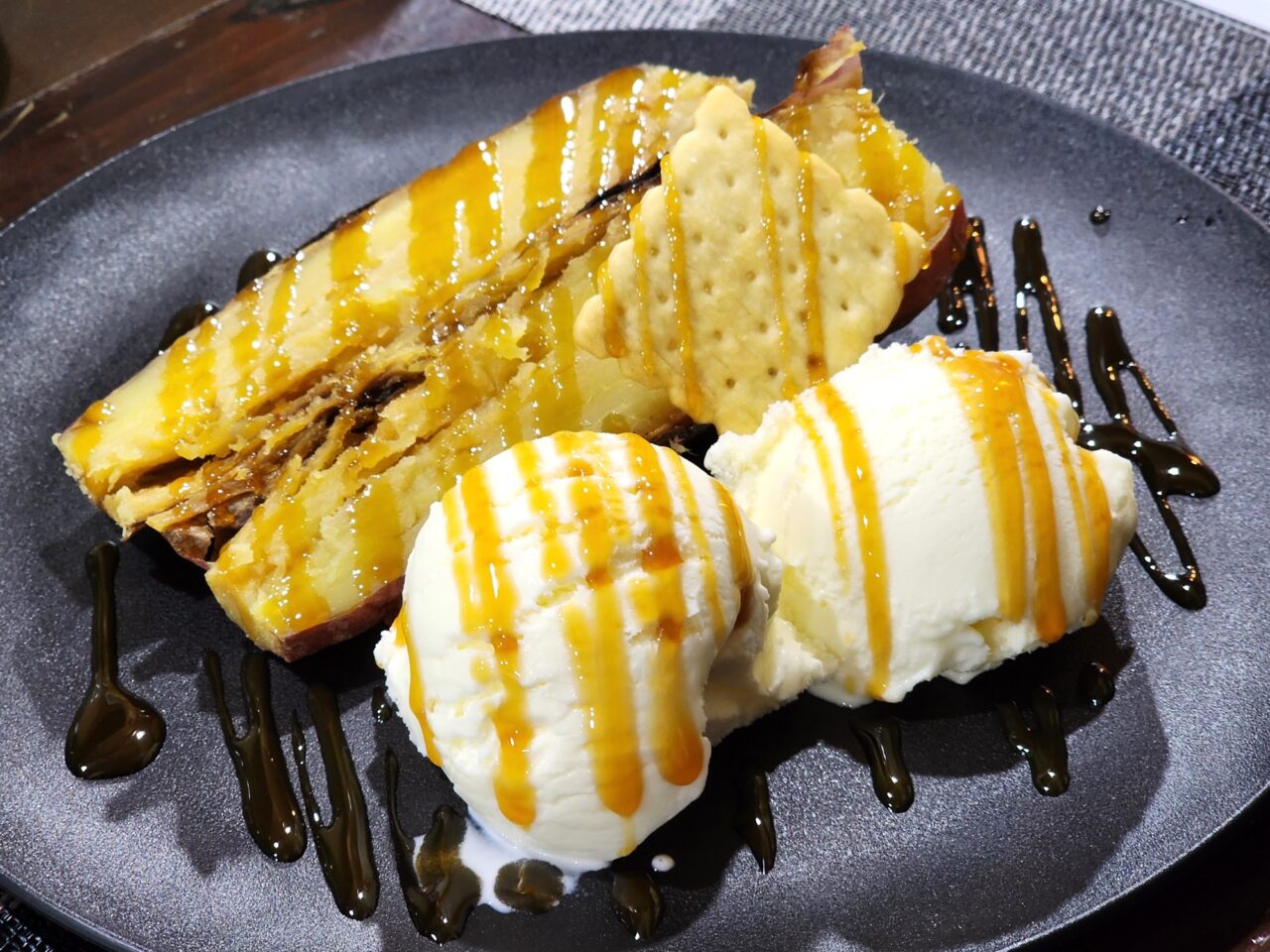 「焼き芋本舗 かず家」焼いもアイス（キャラメルソース）