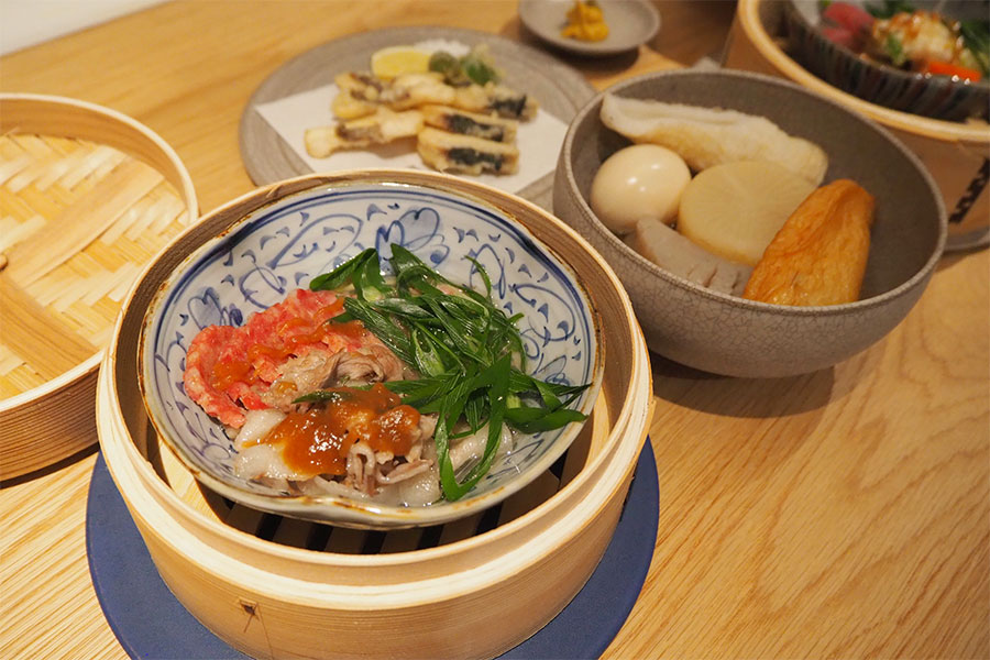 単品料理は200円ぐらいから日替わりで楽しめ、写真の肉料理は京都府丹波町「岸本畜産」による「京丹波ぽーくとざぶとんの味噌だれ蒸し」（11月19日 Lmaga.jp）