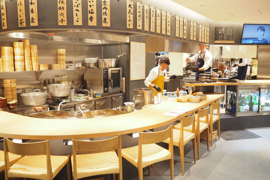 木がふんだんに使われた店内は、カウンター8席、奥にはテーブル14席、個室10席も（11月19日 Lmaga.jp）