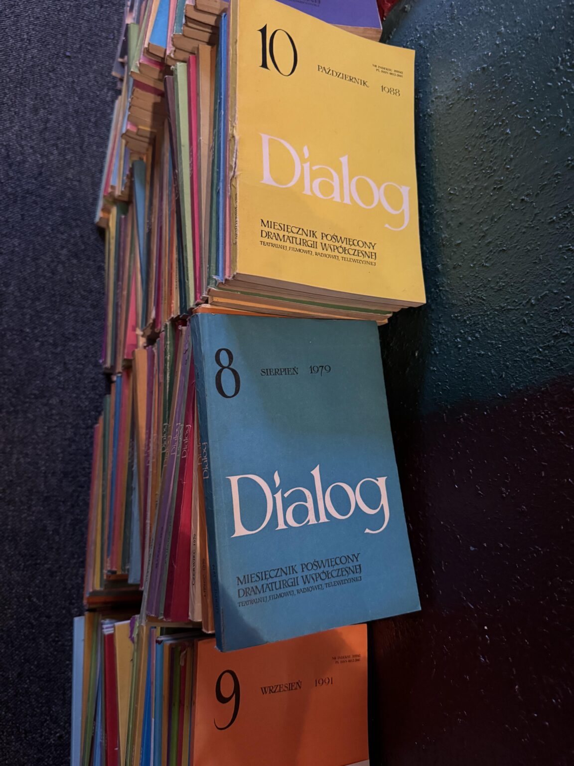 1977年から1990年までのポーランドの雑誌DIALOG。ただ捨てるのはもったいないと思います。どうすればいいですか？