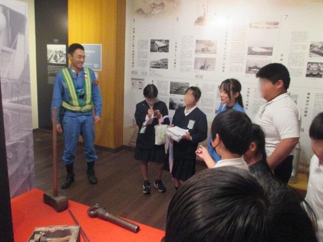 社員の説明に熱心に耳を傾ける子どもたち