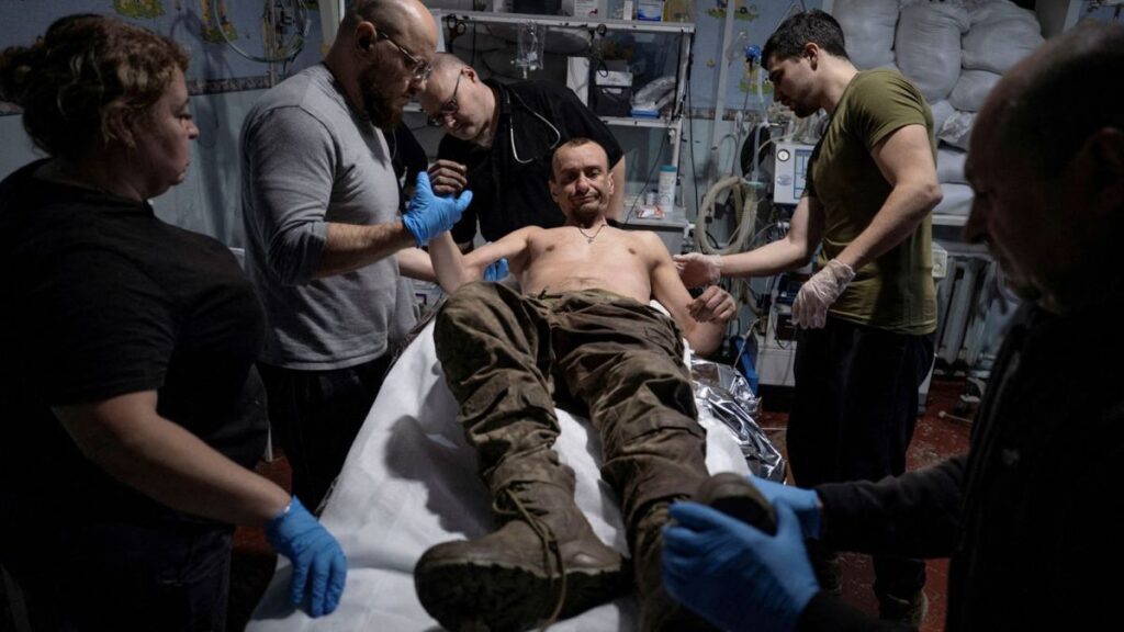 前線で1カ月身動き取れず、救助に現れたのは車輪のついたロボット ウクライナ東部 – CNN.co.jp 前線で1カ月身動き取れず、救助に現れたのは車輪のついたロボット ウクライナ東部 - CNN.co.jp